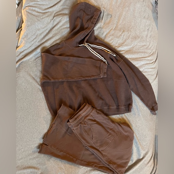aerie Pants - Aerie set in brown